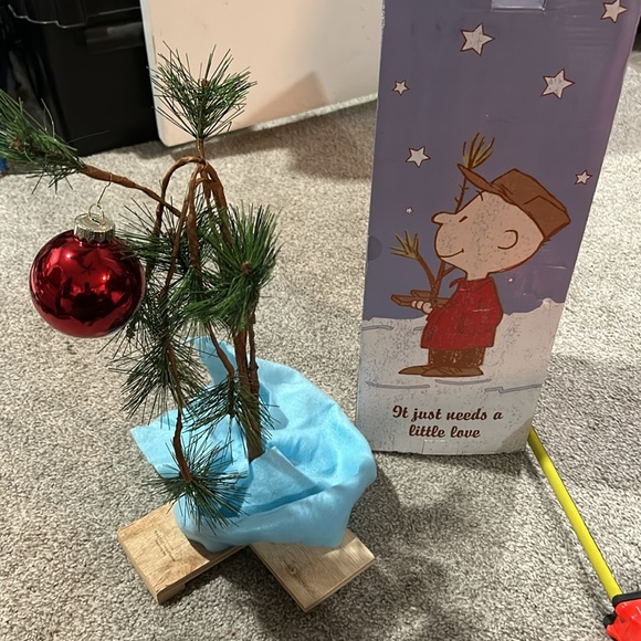 2011 Peanuts The Original Charlie Brown Christmas Tree, 24" Tall, With Box - Picture 2 of 3